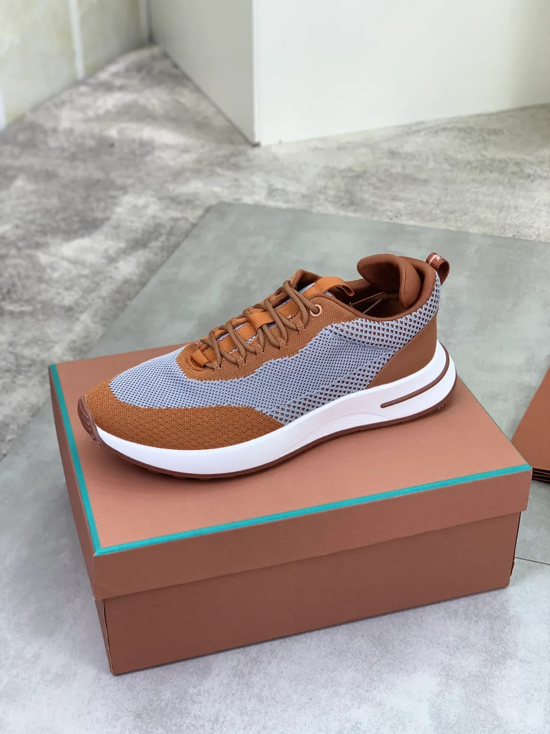 Men's men's shoes 💰P542 New style 💰High quality The latest casual shoes Loro Piana 💯Top grade💯Buy the original copy💯 Founded the existing Loro Piana company on April 24, 1924. The family has been operating for the sixth generation, providing top quality products to customers who are discerning in taste and quality. Imported original fly woven fabrics with cowhide fabric, plain calfskin lining, hand-stitched threads with cowhide feet, original packaging, high-end outsole, size: 38-46, multiple colors available, complete package